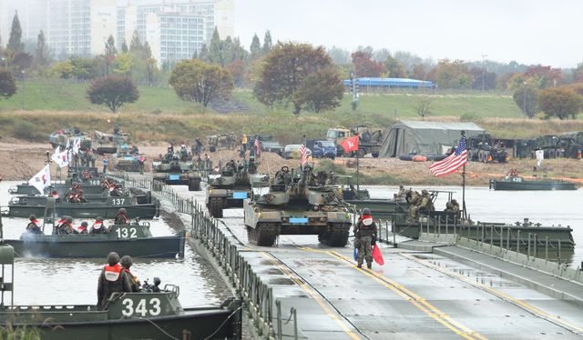 육군 제7기동군단이 지난해 대규모 기계화부대 실기동훈련 간 실시한 한미연합 도하 훈련에서 K1전차가 한미공병부대가 구축한 연합부교를 이용해 남한강을 도하하고 있다. [육군 제7기동군단 제공. 재판매 및 DB 금지]