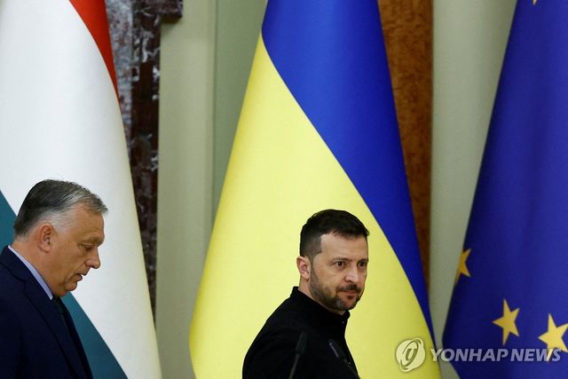 볼로디미르 젤렌스키 우크라이나 대통령(오른쪽)과 오르반 빅토르 헝가리 총리