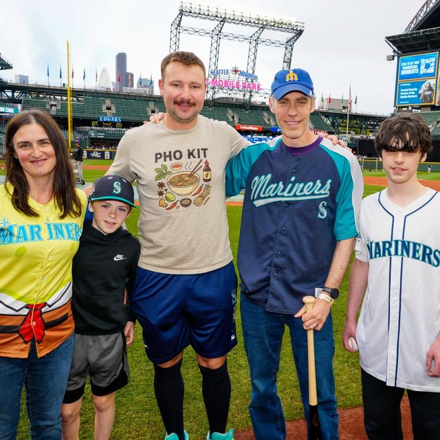 시애틀 매리너스의 포수 칼 롤리(왼쪽에서 세 번째)가 26일(한국시간) 미국 워싱턴주 T모바일파크에서 열리는 2025 미국프로야구 메이저리그(MLB) 콜로라도 로키스전을 앞두고 자신의 60홈런공을 옆에 있던 어린이에게 양보한 야구팬 무티드리스콜 씨(오른쪽에서 두 번째)를 만나 기념사진을 찍고 있다. [시애틀 매리너스 구단 소셜 미디어 캡처. 재배포 및 DB 금지]