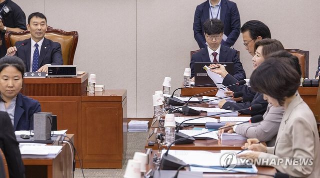 (서울=연합뉴스) 황광모 기자 = 국회 법제사법위원회 제1소위 위원장인 더불어민주당 김용민 의원이 지난 23일 국회에서 열린 법사위 법안심사 1소위를 개회한 뒤 국민의힘 나경원 의원과 대화하고 있다. 2025.9.23 hkmpooh@yna.co.kr