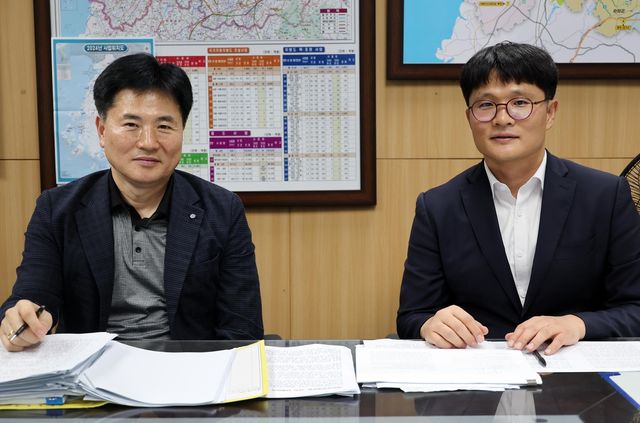 권민호 전북도 도로공항철도과장(오른쪽)과 박종석 공항지원팀장
