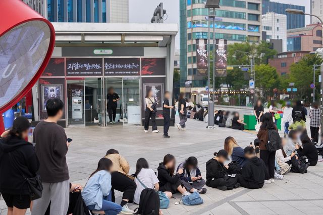 전시 '어둠탐사기록 : 살아남은 자의 기록전'과 팝업스토어를 찾은 사람들