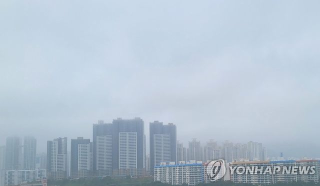 부산 광안대교에서 바라본 흐린 날씨