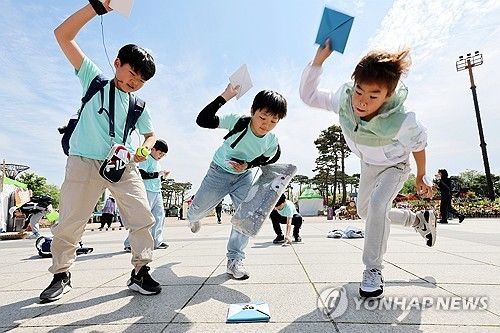 딱지치기 하는 아이들