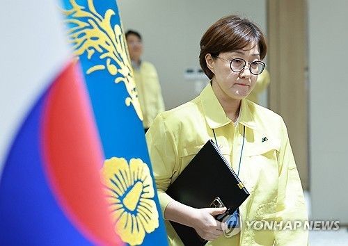 을지국무회의 배석하는 김현지 총무비서관