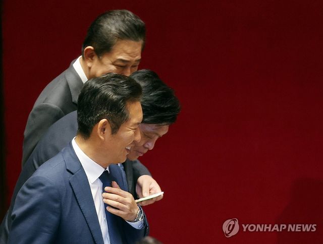 투표 후 미소짓는 정청래 대표