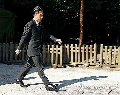 패전일 야스쿠니신사를 참배하는 고이즈미 신지로 농림수산상