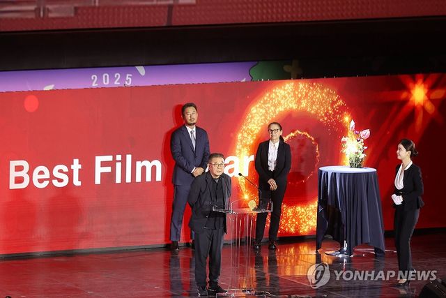 장률 '루오무의 황혼' 부산 어워드 수상