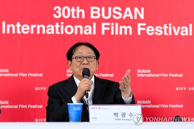 질문에 답하는 박광수 부산국제영화제 이사장