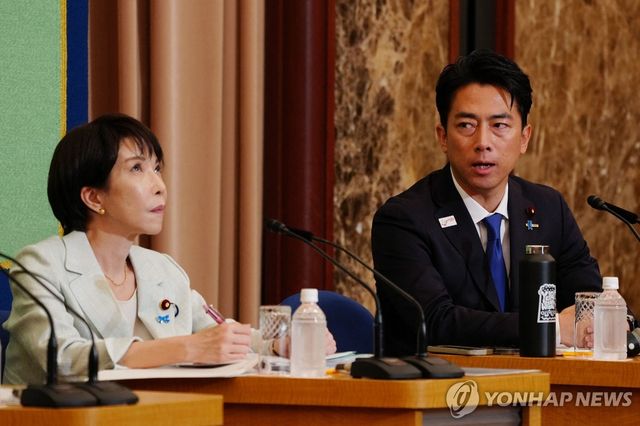 고이즈미 농림수산상(오른쪽)과 다카이치 전 경제안보담당상