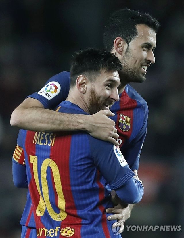 바르셀로나 시절 메시(10번)와 부스케츠.