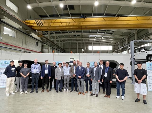 선문대 미래자동차공학부 실습실 방문한 실레시안 공대 교수들