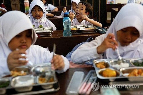무상급식 먹는 인도네시아 초등학생들