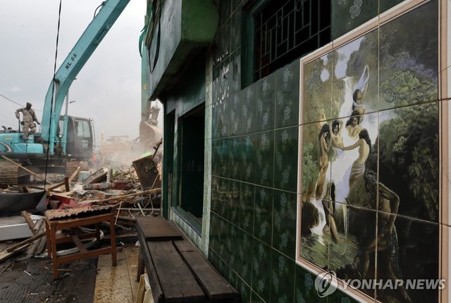 인도네시아 자카르타의 칼리조도 홍등가의 철거 작업 [EPA=연합뉴스]