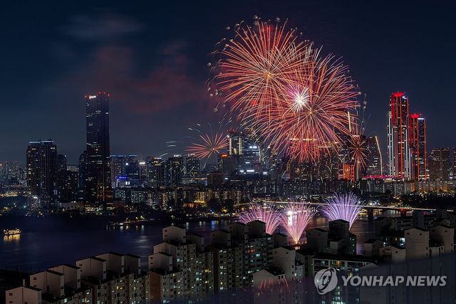 어두운 밤하늘 수놓는 불꽃