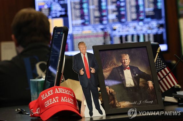 미국 증시 현장의 트럼프 대통령 사진 
