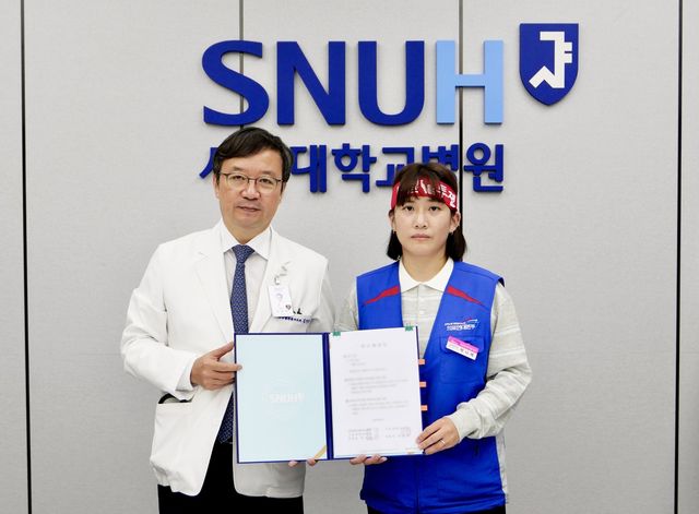 김영태 서울대병원장(왼쪽)과 박나래 서울대병원분회장