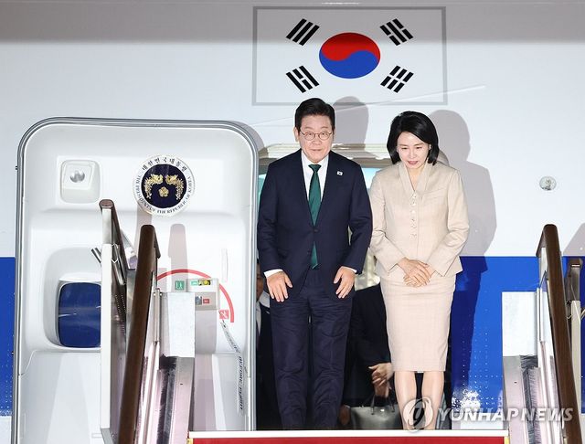 귀국한 이재명 대통령 부부