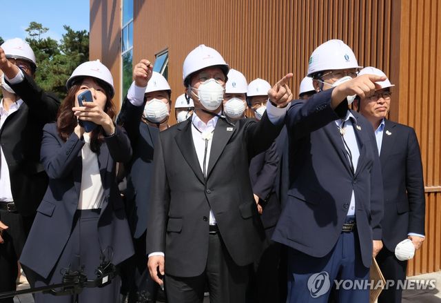 APEC 미디어센터 점검하는 김민석 국무총리