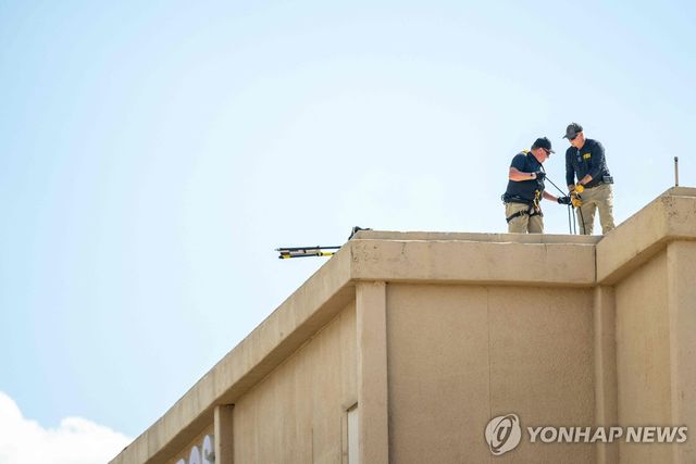 지난 25일 미 텍사스 댈러스 ICE 주변 건물 옥상 조사하는 FBI 요원들