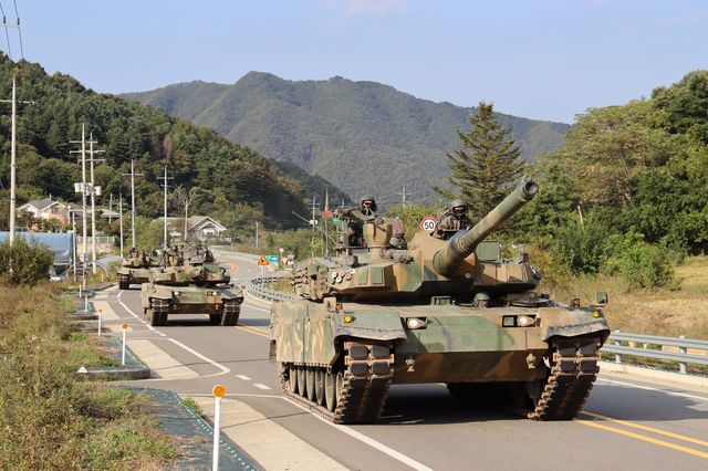 육군 제7기동군단이 지난해 실시한 대규모 기계화부대 기동훈련에서 K2전차가 도로 기동을 하고 있다. [육군 제7기동군단 제공. 재판매 및 DB 금지]