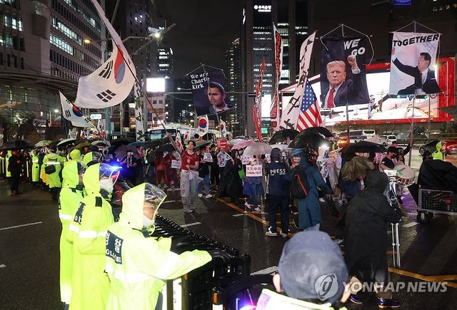반중 시위대 명동 진입 막는 경찰