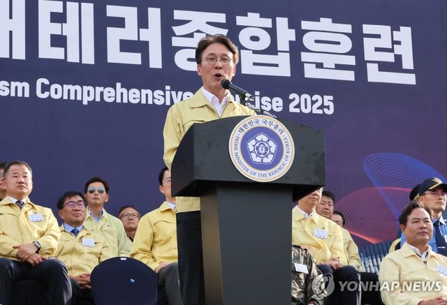 대테러 훈련 요원 격려하는 김민석 국무총리