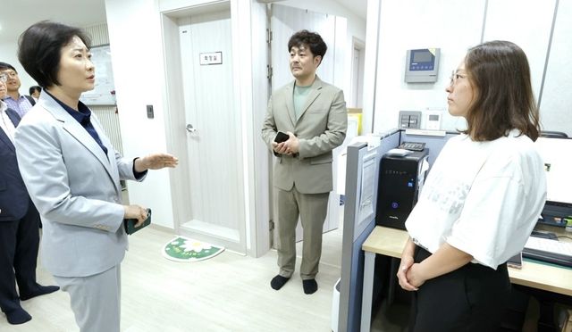 학대 피해 장애인 쉼터 방문한 이스란(왼쪽) 복지부 제1차관
