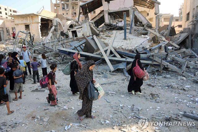 폐허 속 가자지구 주민들