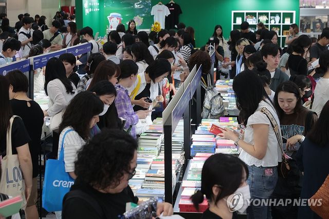 '책 읽을 결심' 서울국제도서전 찾은 독자들