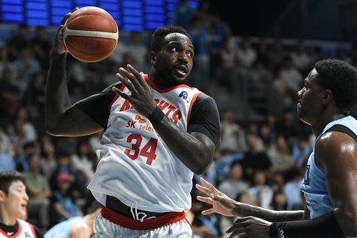 리바운드 잡는 SK의 워니