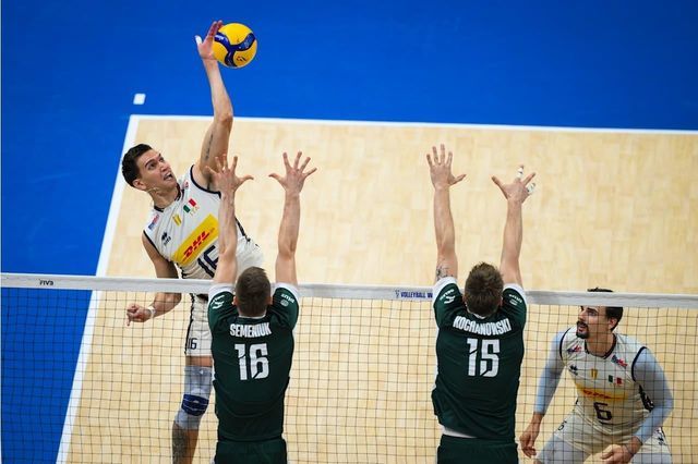 스파이크하는 이탈리아 배구 대표팀의 로마노(16번)