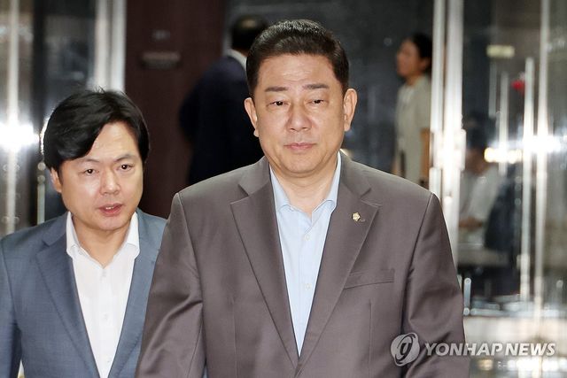 의총 참석하는 김병기 원내대표