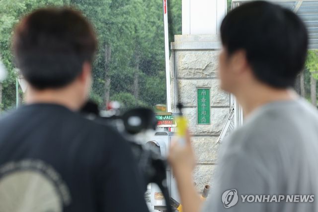 윤 전 대통령 강제 구인 앞둔 서울구치소 앞 취재진