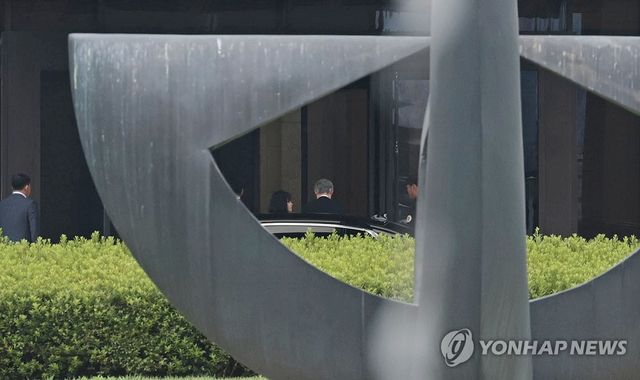 사퇴 압박 속 출근하는 조희대 대법원장