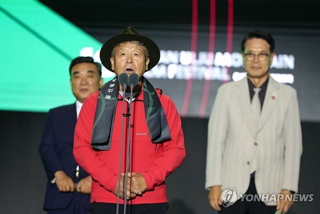 환영사 하는 엄홍길 집행위원장