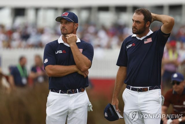 침울해하는 미국의 디섐보(왼쪽)와 셰플러