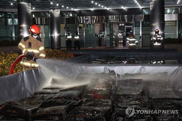 국정자원 화재 현장, 소화수조에 담긴 리튬이온 배터리