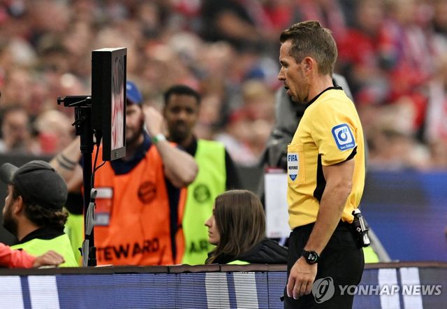 독일 프로축구 분데스리가 경기에서 온 필드 리뷰를 하는 주심.