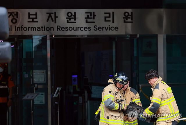 불에 탄 배터리 옮기는 소방대원