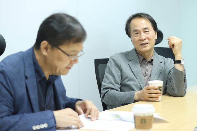 의견 말하는 이승우 소설가