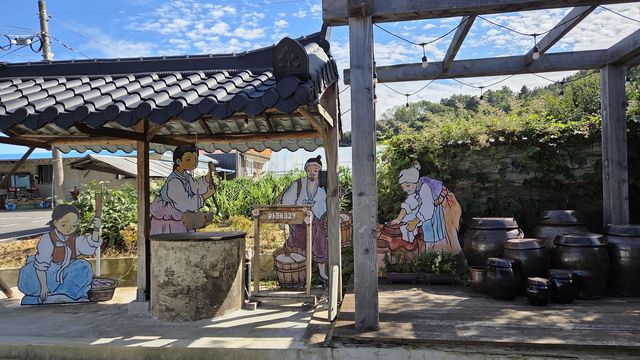 카페329 본채 뒤편 옛 우물과 장독대