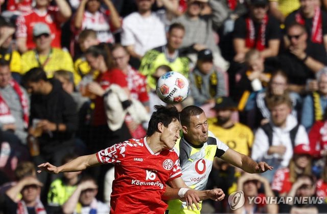 공중볼 다투는 마이느 이재성(앞쪽).