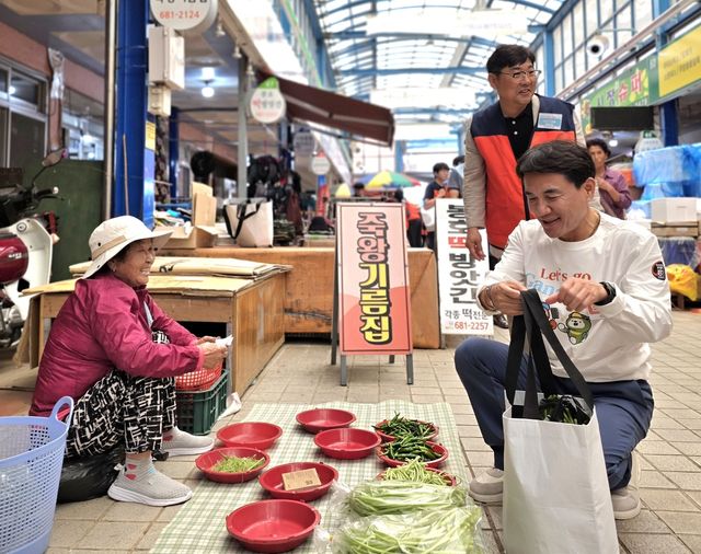 간성시장 방문한 김진태 도지사