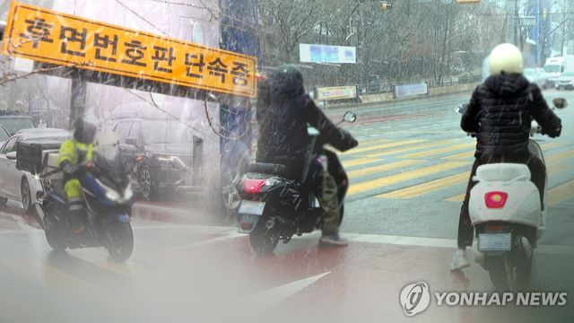 후면 카메라에 걸린 헬멧 미착용 오토바이…첫날 13건 적발 (CG)