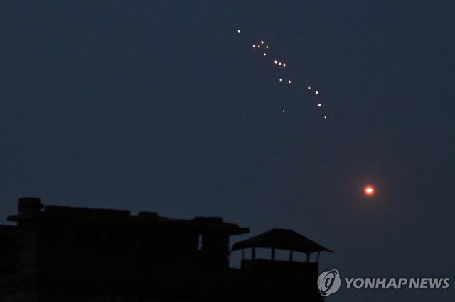 20일(현지시간) 러시아가 우크라이나 전역에 대규모 드론·공습에 나선 가운데 우크라이나 방공군이 키이우 상공의 러시아 드론을 향해 사격하는 모습.[AFP=연합뉴스. 재판매 및 DB 금지]