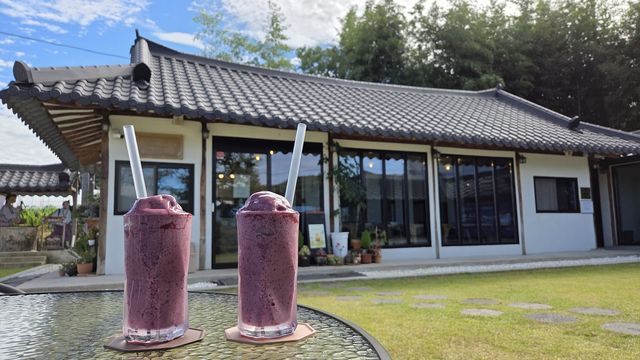 고즈넉한 한옥 카페서 블루베리 스무디 한 잔