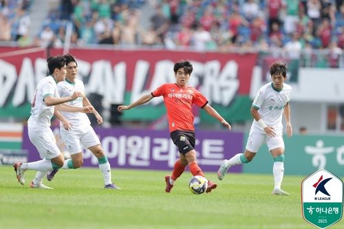 강원 김대원(오른쪽에서 두 번째)이 대전과 경기에서 드리블하고 있다. 