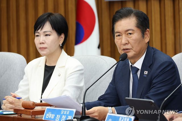 확대간부회의서 발언하는 정청래 대표