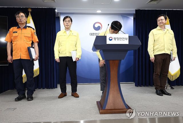 인사하는 김민재 차관